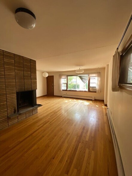 Building Photo - 1030 E Johnson St