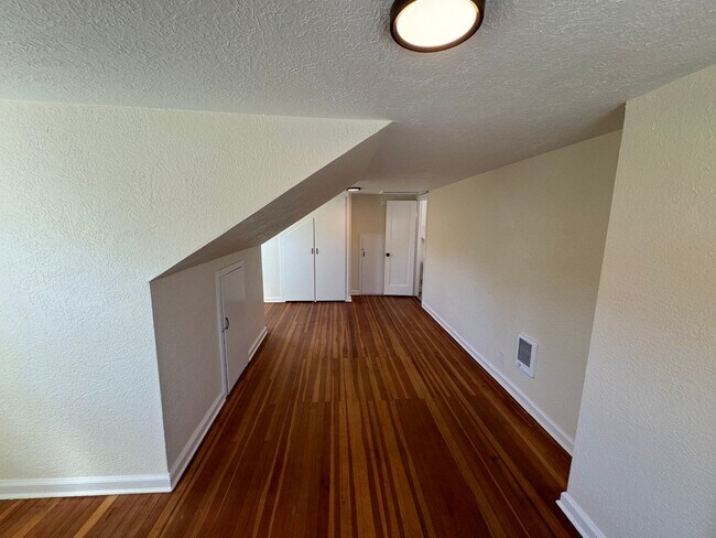 Building Photo - 4 Bedroom House in SE Eugene