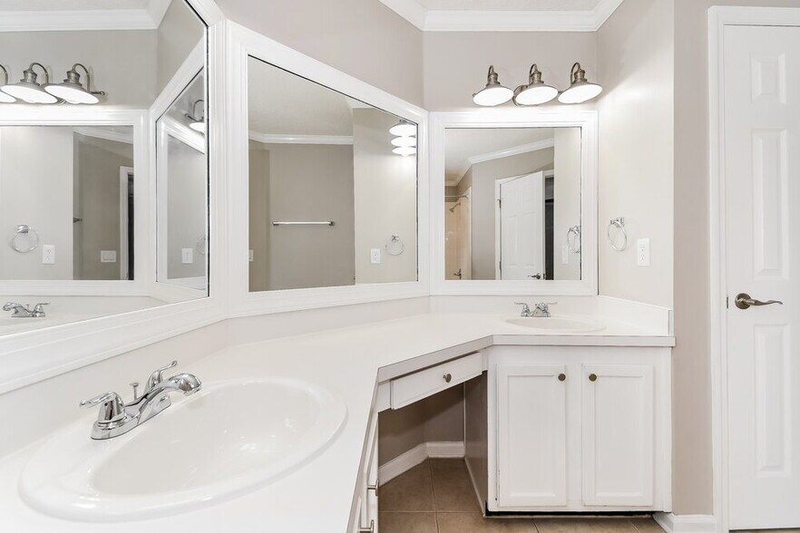 Building Photo - 7957 Macinnes Dr