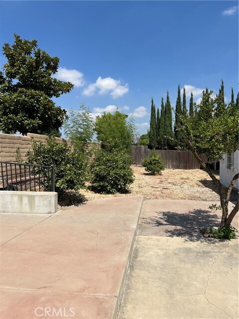 Building Photo - 924 N Quince Ave