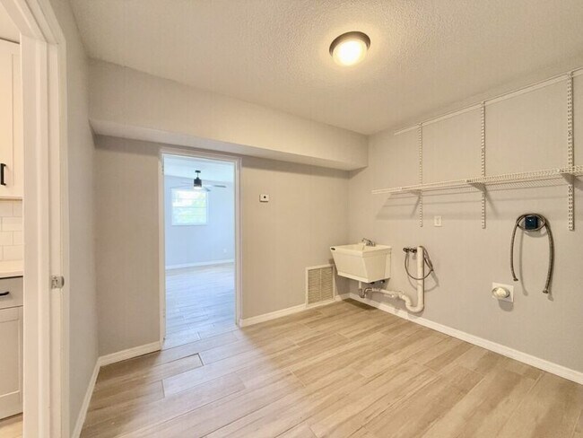 Building Photo - 8718 Thornwood Ln
