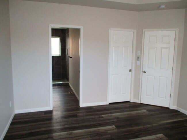 Building Photo - Becker-330/332