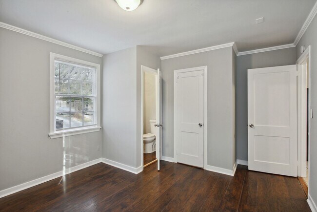 Building Photo - 2215