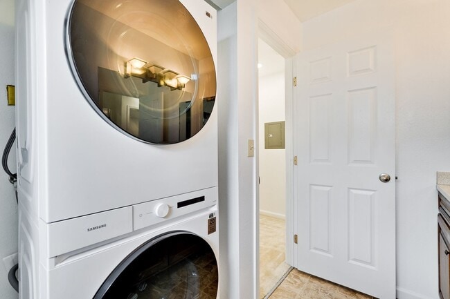 Building Photo - Spacious condo available in desirable Newpark Village community!