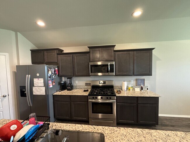 Building Photo - Charming 4 bedroom, 2 bath house located B...