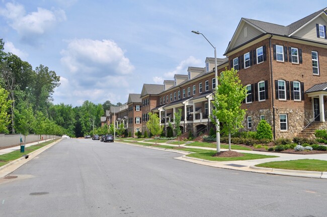 Building Photo - 4 Bedroom | 3.5 Bath Townhouse in Raleigh