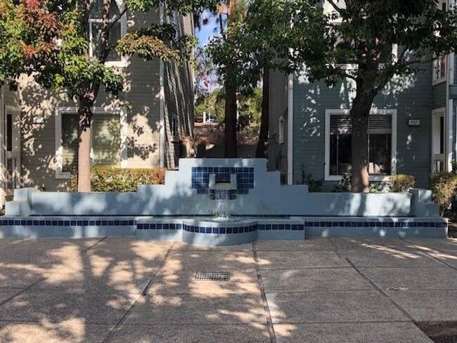 Building Photo - Desirable Redwood Shores Townhouse