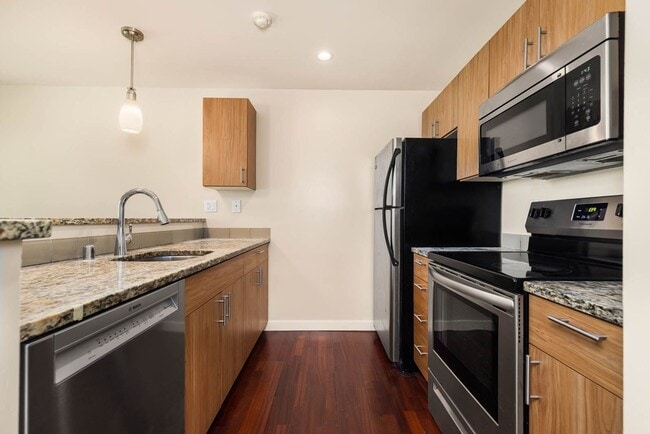 Building Photo - Updated Condo Close to Downtown Redmond and Microsoft!
