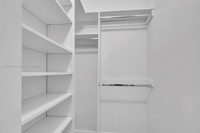 Building Photo - 848 Brickell Key Dr