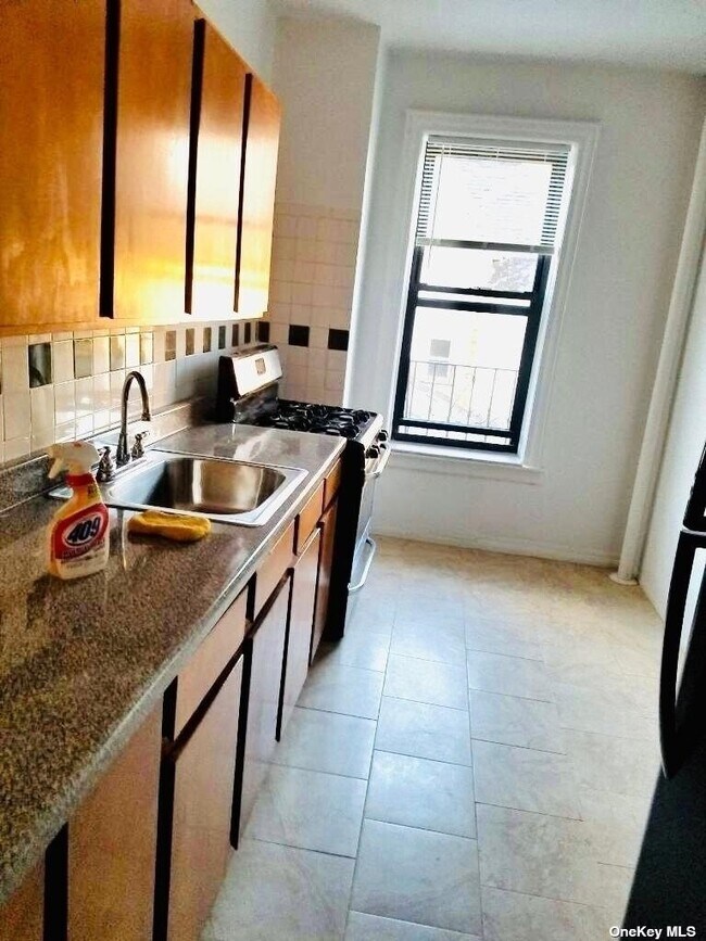 Building Photo - 160-10 Sanford Ave