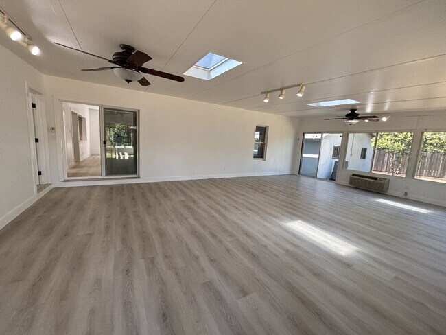Building Photo - "Stunning Newly Remodeled 3-Bed Oasis with...