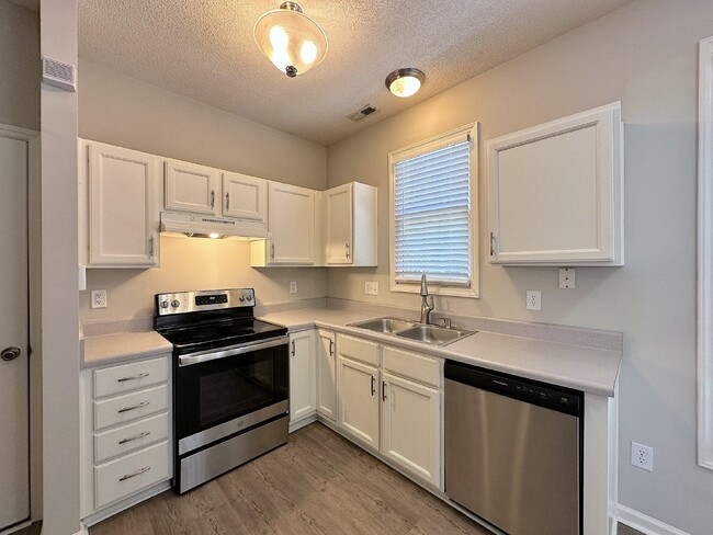 Building Photo - Beautiful 2 Story Home in Raleigh!
