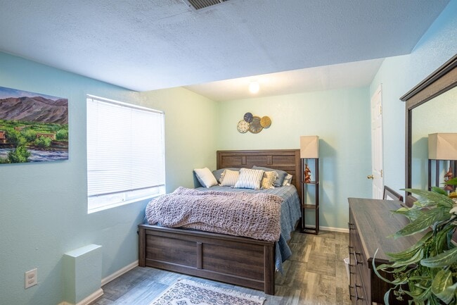 Building Photo - 857 Regent Ct