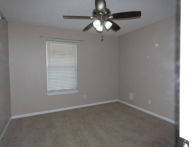 Building Photo - Beautiful Condo in North Kansas City School District!