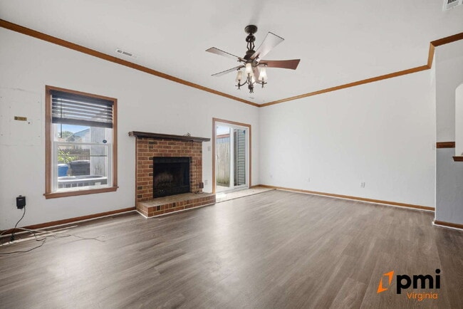 Building Photo - UPDATED 3 BEDROOM 2.5 BATH, FENCED YARD PETS ALLOWED