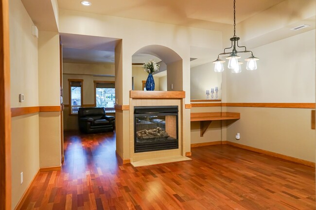 Building Photo - Executive Townhome - Walking distance to C...
