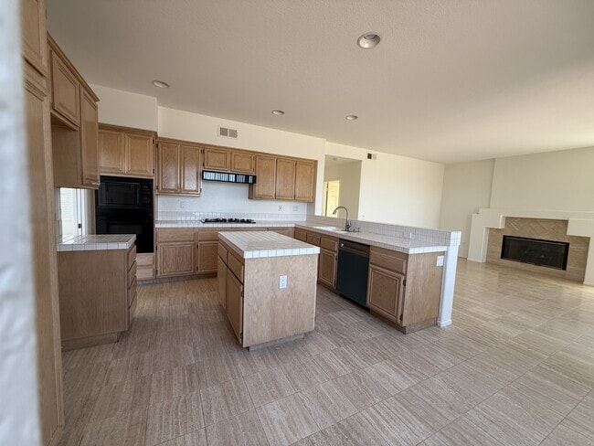 Building Photo - 593 Parkside Dr