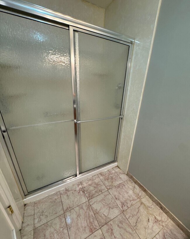 Building Photo - Beautiful 3 bedroom 2 bathroom condo In Near Presidential Library