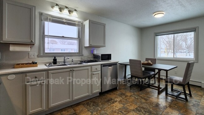 Building Photo - 525 7th Ave E