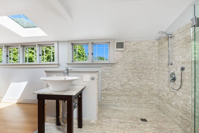 Building Photo - Charming AIR CONDITIONED Leschi Craftsman