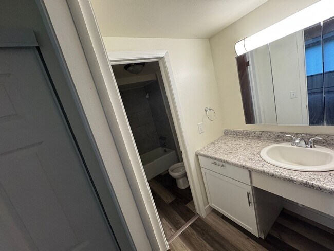 Building Photo - Expansive Bi-Level 3-Bedroom