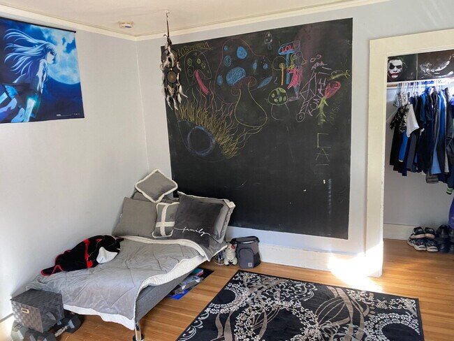 Building Photo - Steps from Campus, Minutes to Downtown – 4BR House on N Forest St | Pre-Leasing September 2026