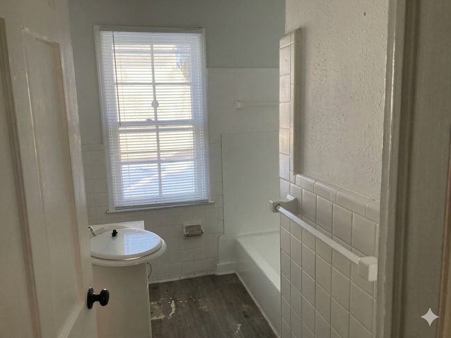 Building Photo - Spacious 3-bedroom, 1 bathroom Brick Home in Schulze