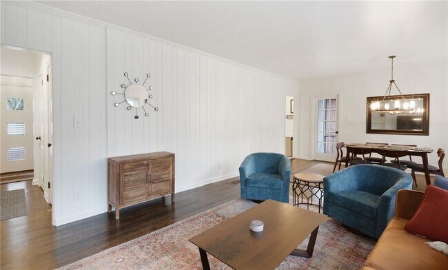 Building Photo - 961 E Rock Springs Rd NE