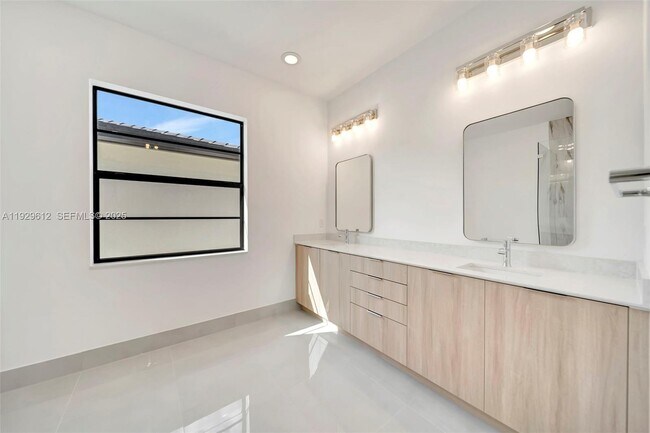 Building Photo - 1427 SW 23rd St