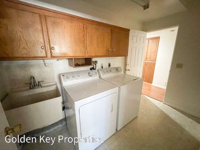Building Photo - Beautiful ocean-view home located in the h...