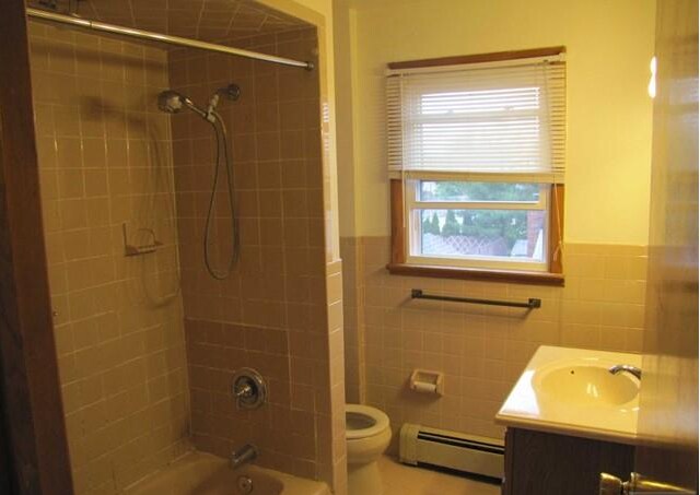 Full Bath - 11 Louis St