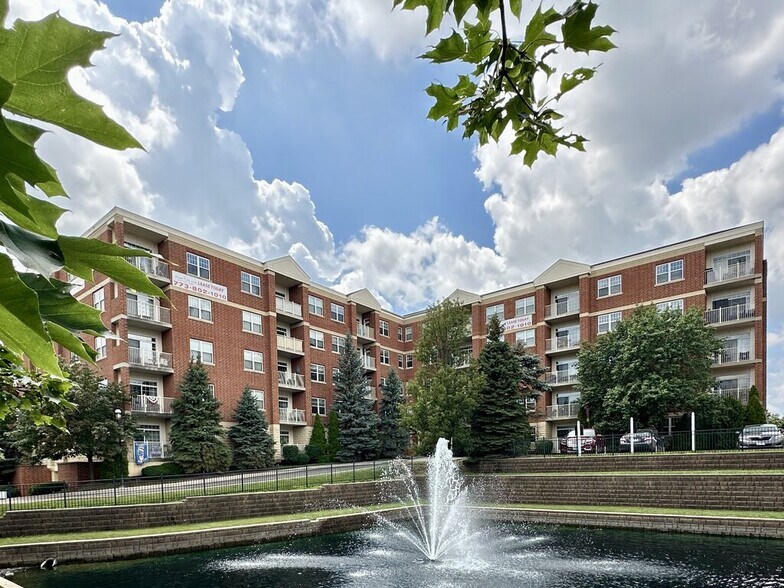 Primary Photo - 2 Itasca Place