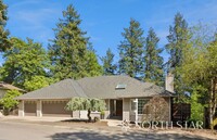 Building Photo - Stunning Lake Oswego Home with Space for E...