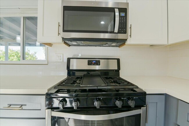 Building Photo - 2563 Roseview Pl