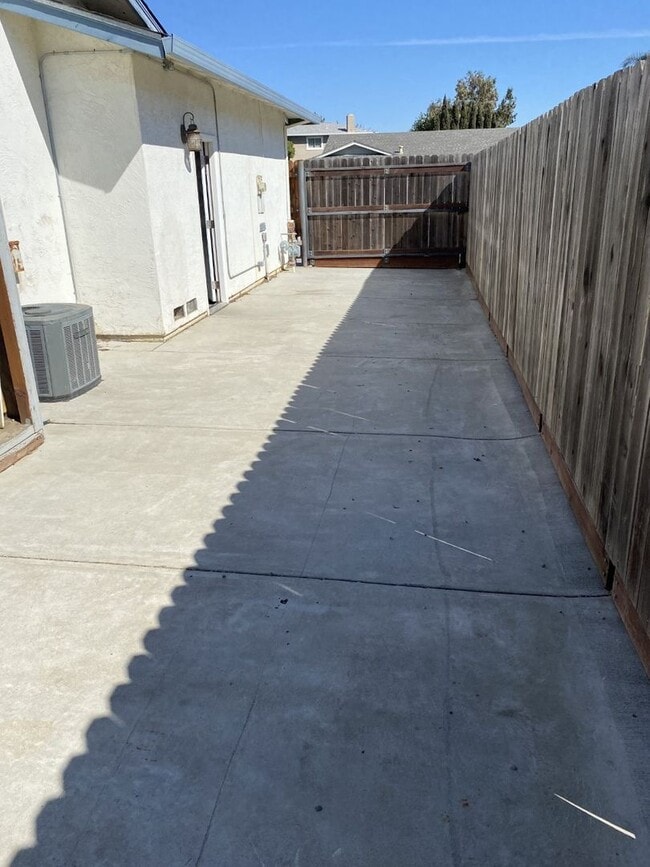 Building Photo - Beautiful 3 Bedroom 2 Bath w/ Large Fenced in Backyard