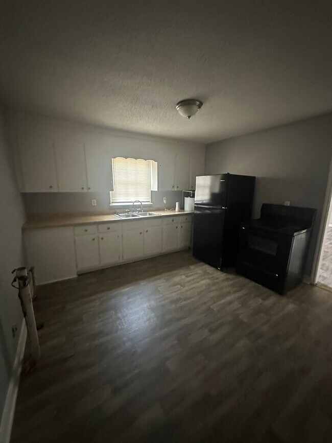 Building Photo - 3 bedroom 2 bath renovated home with a huge family room!