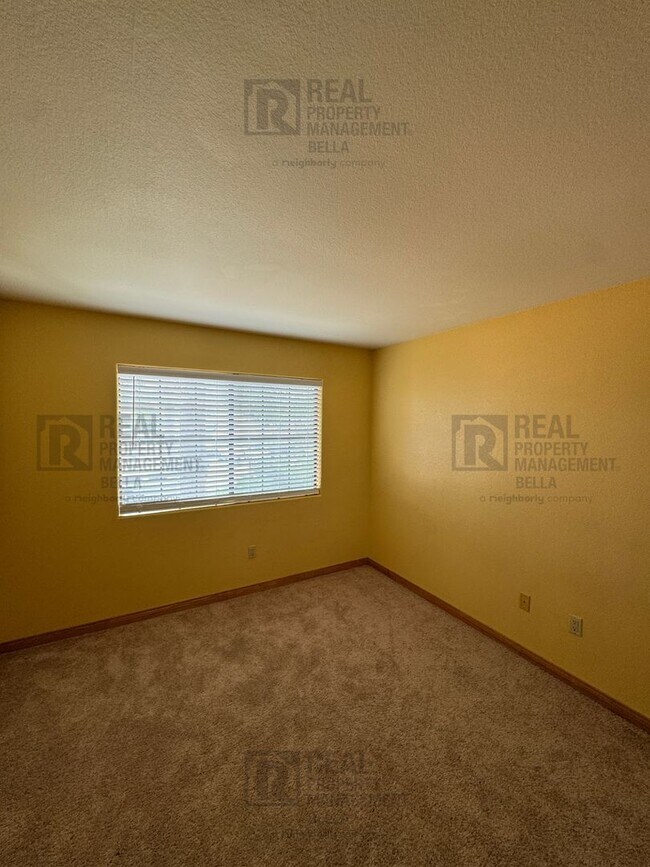 Building Photo - Waterfront Living in Canyon Lake!