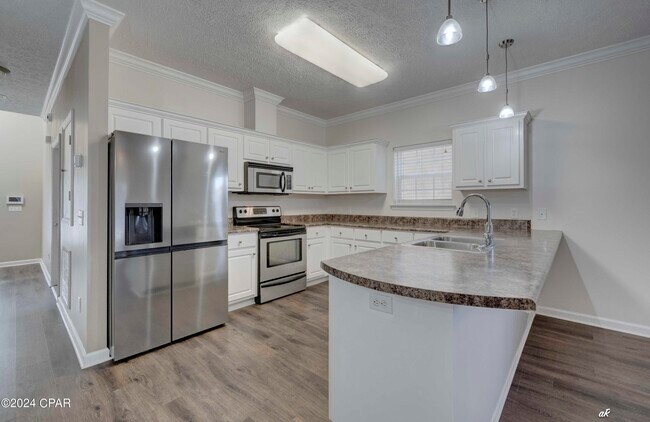 Building Photo - 6440 Summer Oak Dr