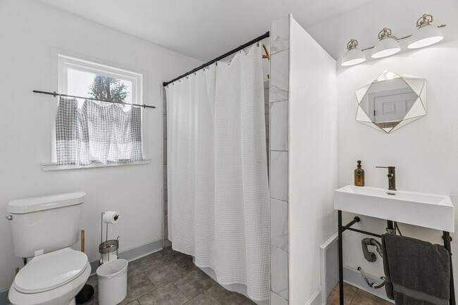 Building Photo - Charming 3-Bedroom Home with Modern Finishes and Inviting Patio!