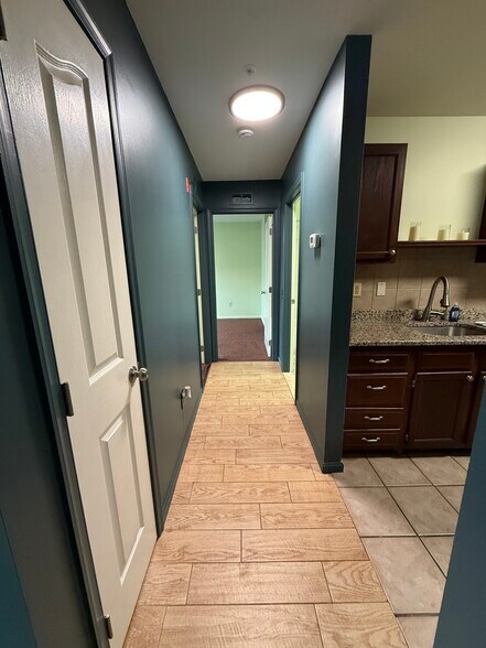 Building Photo - 1301 Waters Edge Dr