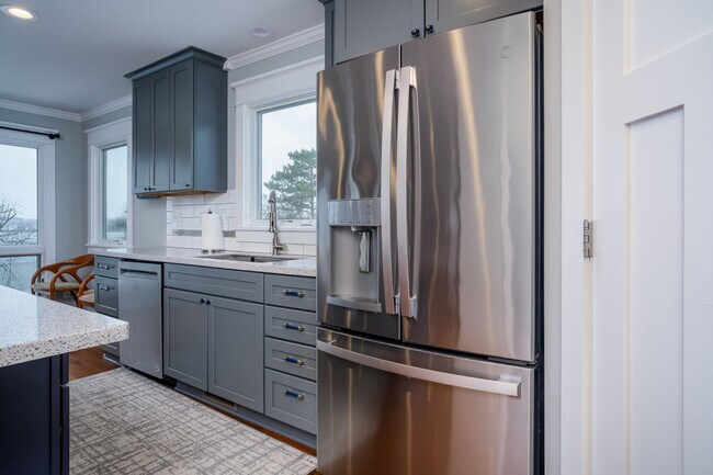 Building Photo - 10 N Pistakee Lake Rd