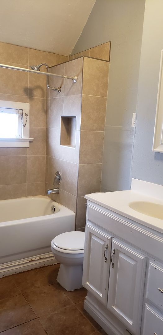 Building Photo - One bedroom, one bath upper unit located i...