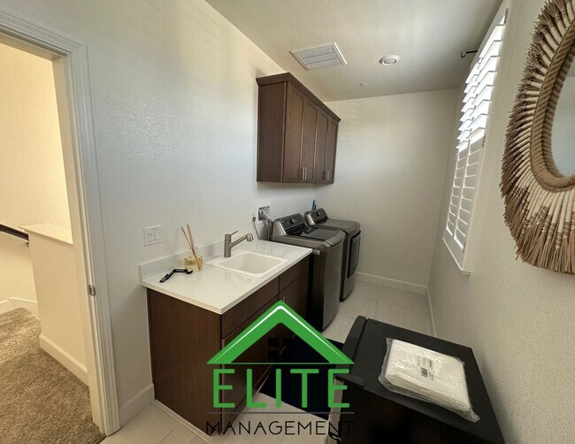 Building Photo - 6089 Waddington Wy