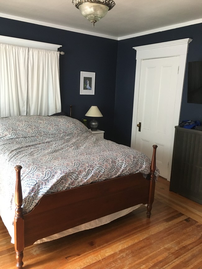 Master bedroom with large walk in closet - 11 Lamb St