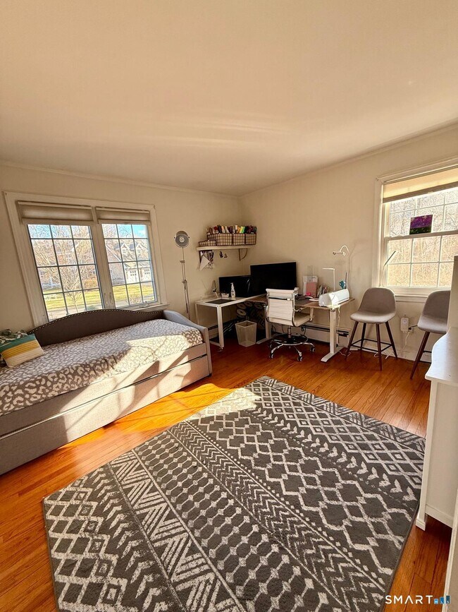 Building Photo - 12 Belaire Dr