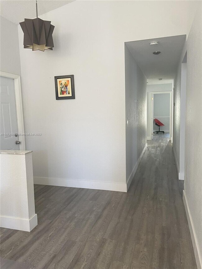 Building Photo - 960 Azure Ln