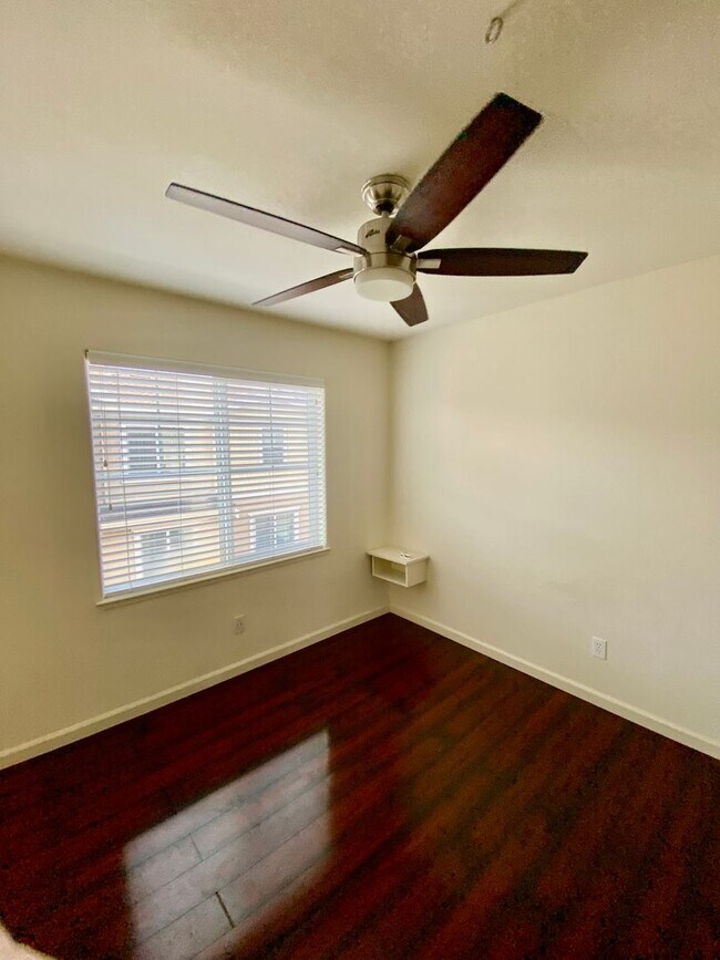 Building Photo - Modern Tri-Level Townhouse