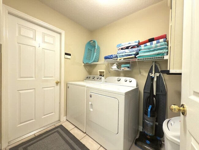 Building Photo - 900 Oxford Dr