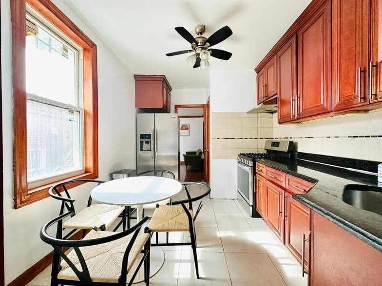 Building Photo - Furnished room/NOT APARTMENT