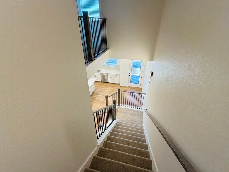 Building Photo - 7180 Clove Hitch Hts